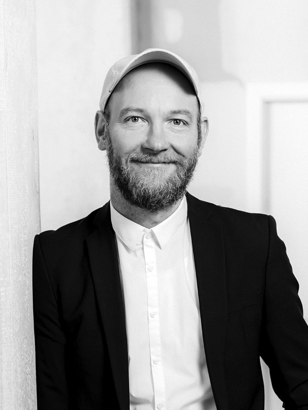 REAR-portraits-800×600-01